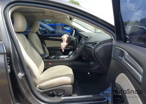 2015 Ford Fusion Energi Titanium z USA, uszkodzony, nr VIN 3FA6P0SU2FR179985